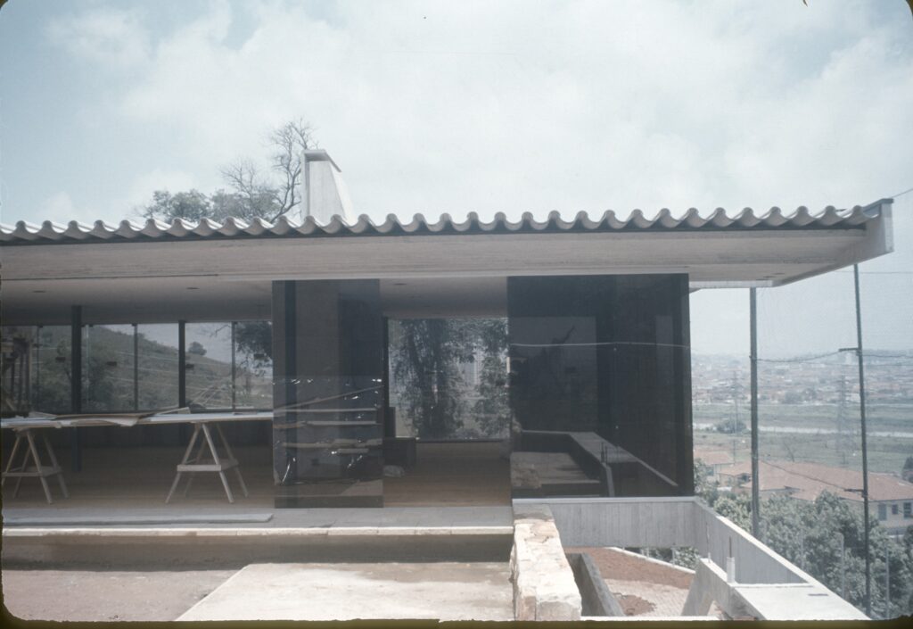 Fachada envidraçada com beiral de telhas e cavaletes de obra — P0004 — Residência Guilherme Giorgi, Cidade Jardim — F016-P0004-1968-S03-D00004