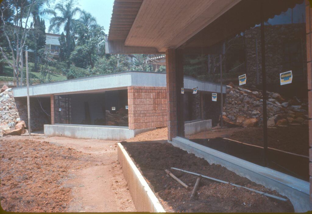 Fachada com vidros e alvenaria de tijolo em obra — P0004 — Residência Guilherme Giorgi, Cidade Jardim — F016-P0004-1968-S03-D00006