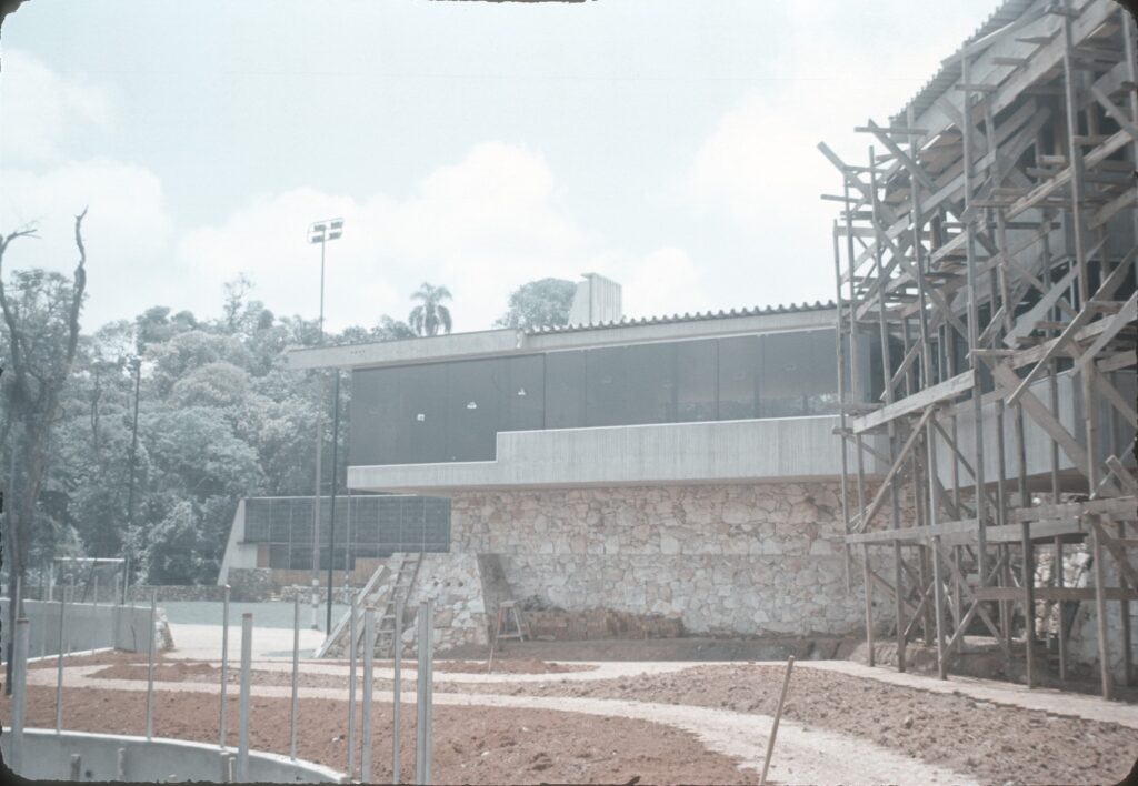Volume envidraçado com base de pedra e andaimes de madeira — P0004 — Residência Guilherme Giorgi, Cidade Jardim — F016-P0004-1968-S03-D00009