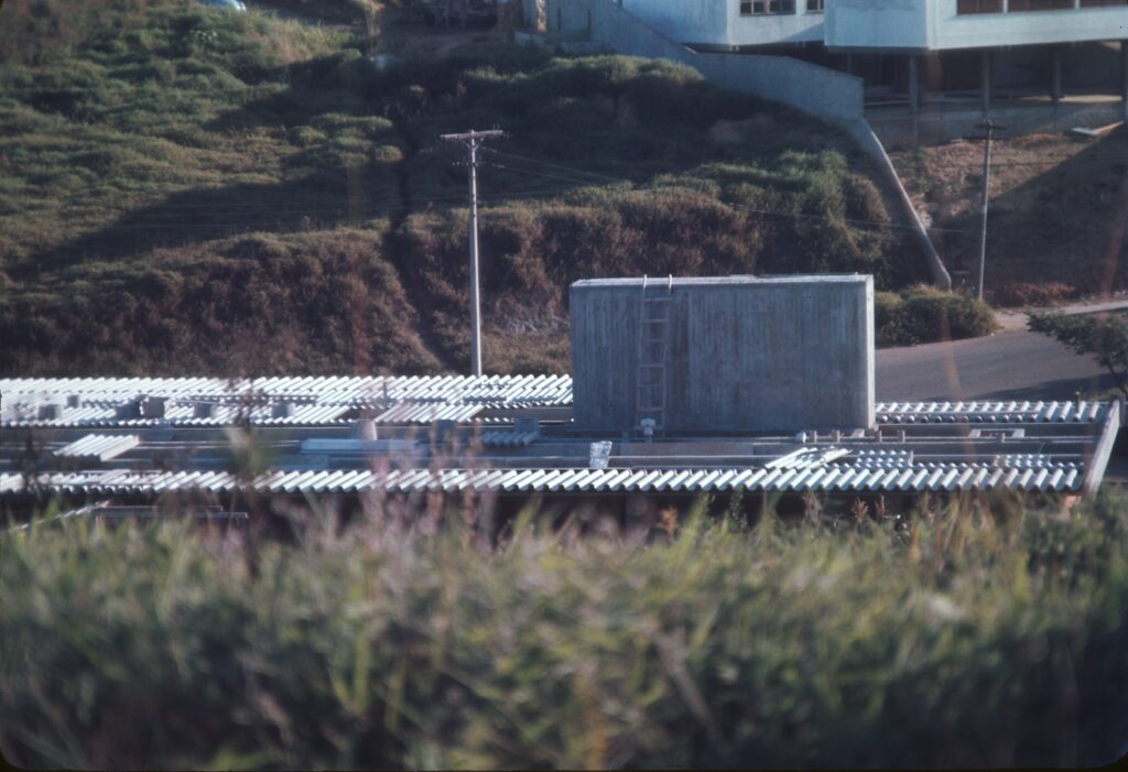 Coberturas de fibrocimento em sequência, com a caixa-d'água de concreto ao centro — P0006 — Residência Luiz Carlos Bresser Pereira, Jardim Guedala — F016-P0006-1967-S03-D00004