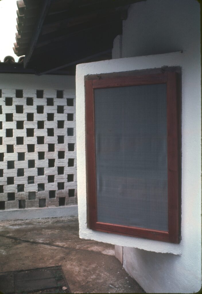 Caixilho de tela sobre peitoril branco, com painel de cobogó ao lado — P0007 — Residência Luiz França, Praia do Lázaro, Ubatuba — F016-P0007-1965-S03-D00012