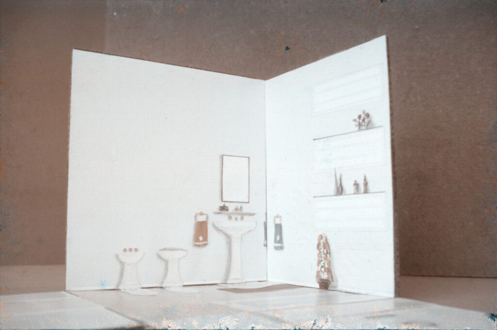 Maquete de banheiro com pia, espelho e prateleiras — P0008 — Residência Salvador Messina Neto, Jundiaí — F016-P0008-1960-S03-D00007