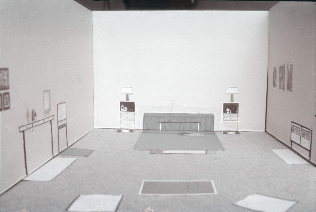 Dormitório de maquete com cama e criados-mudos — P0008 — Residência Salvador Messina Neto, Jundiaí — F016-P0008-1960-S03-D00008