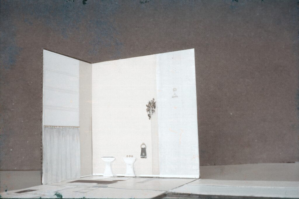 Maquete de banheiro com duas pias e cortina — P0008 — Residência Salvador Messina Neto, Jundiaí — F016-P0008-1960-S03-D00023