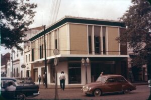 Esquina de edifício comercial de dois pavimentos sobre pilotis — P0009