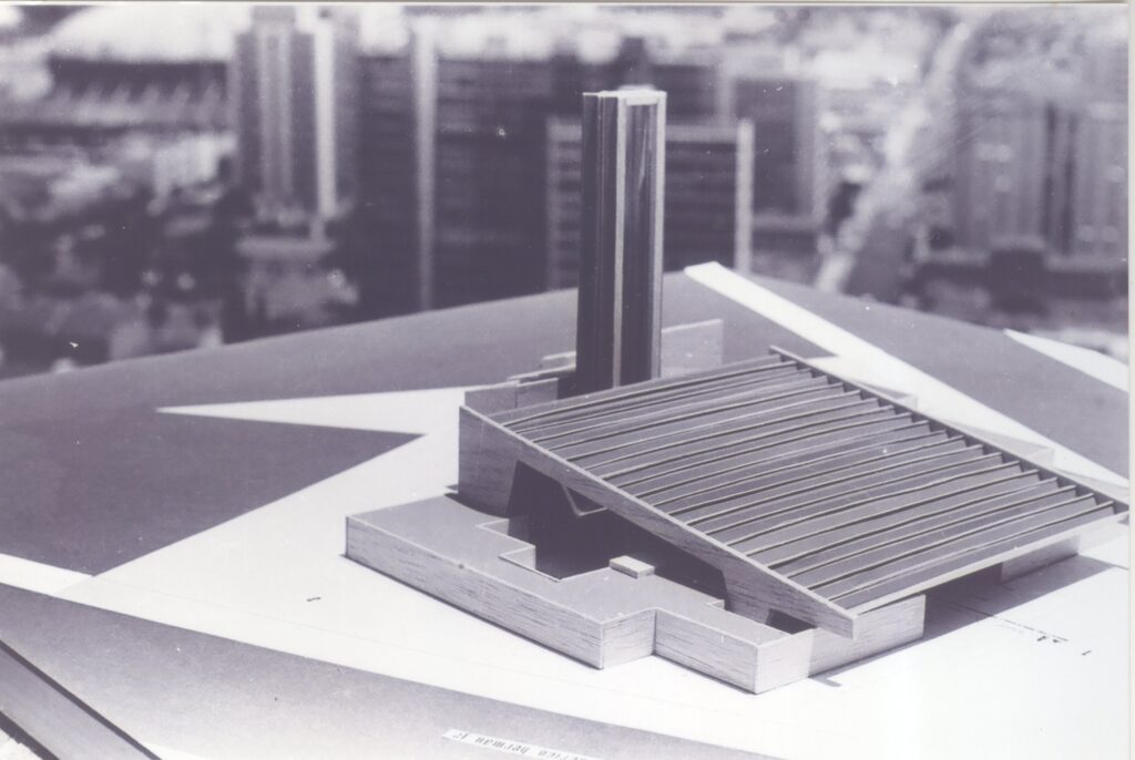 Maquete — vista em perspectiva com a cidade ao fundo — P0002 — Igreja Paróquia Mãe do Salvador, São Paulo/SP — F002-P0002-1973-S03-D00001