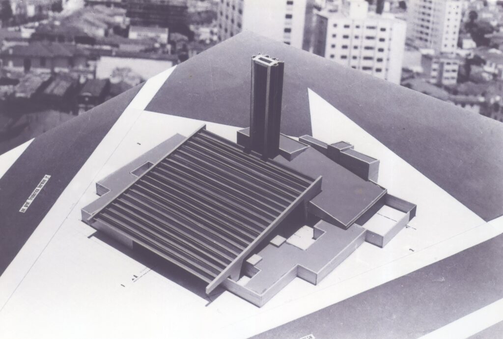 Maquete — vista aérea em perspectiva — P0002 — Igreja Paróquia Mãe do Salvador, São Paulo/SP — F002-P0002-1973-S03-D00002