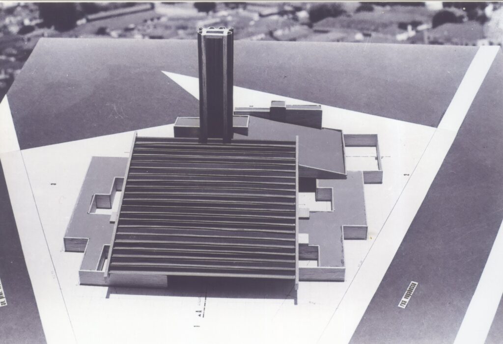Maquete — vista aérea frontal — P0002 — Igreja Paróquia Mãe do Salvador, São Paulo/SP — F002-P0002-1973-S03-D00007