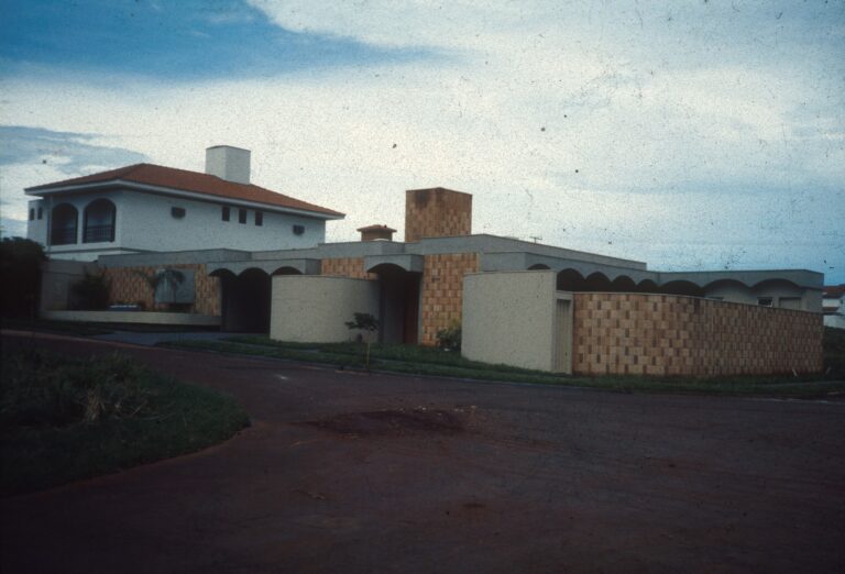 Residência com telhado cerâmico (obra não identificada)