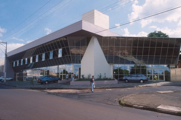 Edifício comercial envidraçado de esquina (obra não identificada)