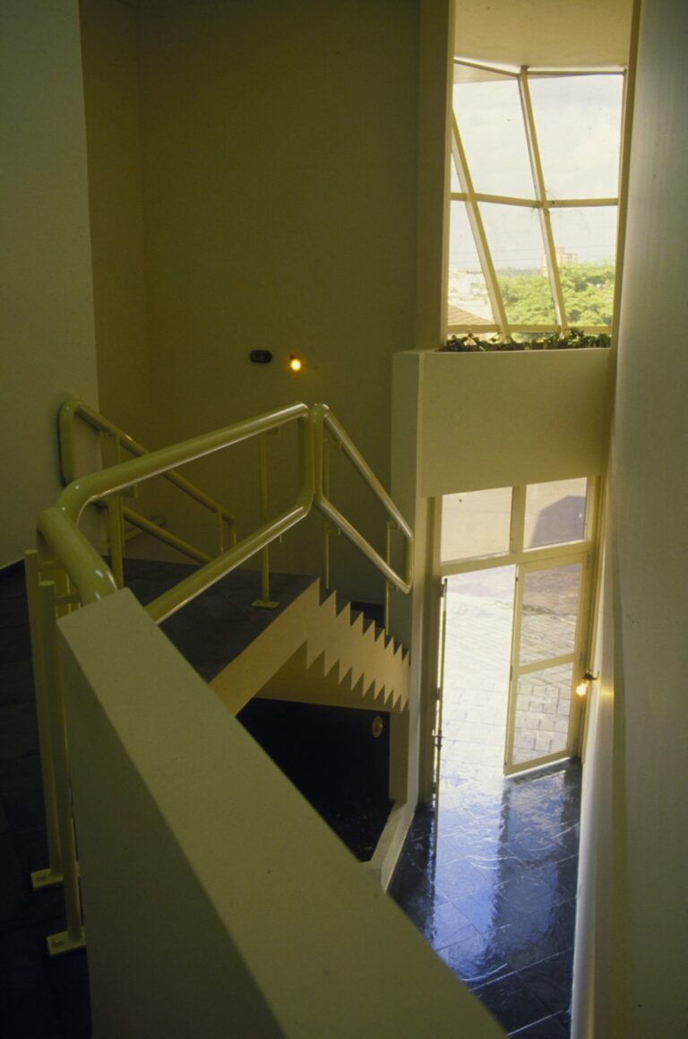 Escada interna com janela inclinada (obra não identificada)