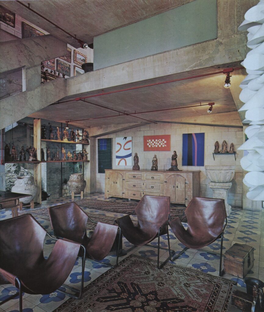 Sala com a coleção de arte — livro "Coleção de Arte Brasileira" (1983) — P0001 — Residência João Marino — F028-P0001-1969-S03-D00010
