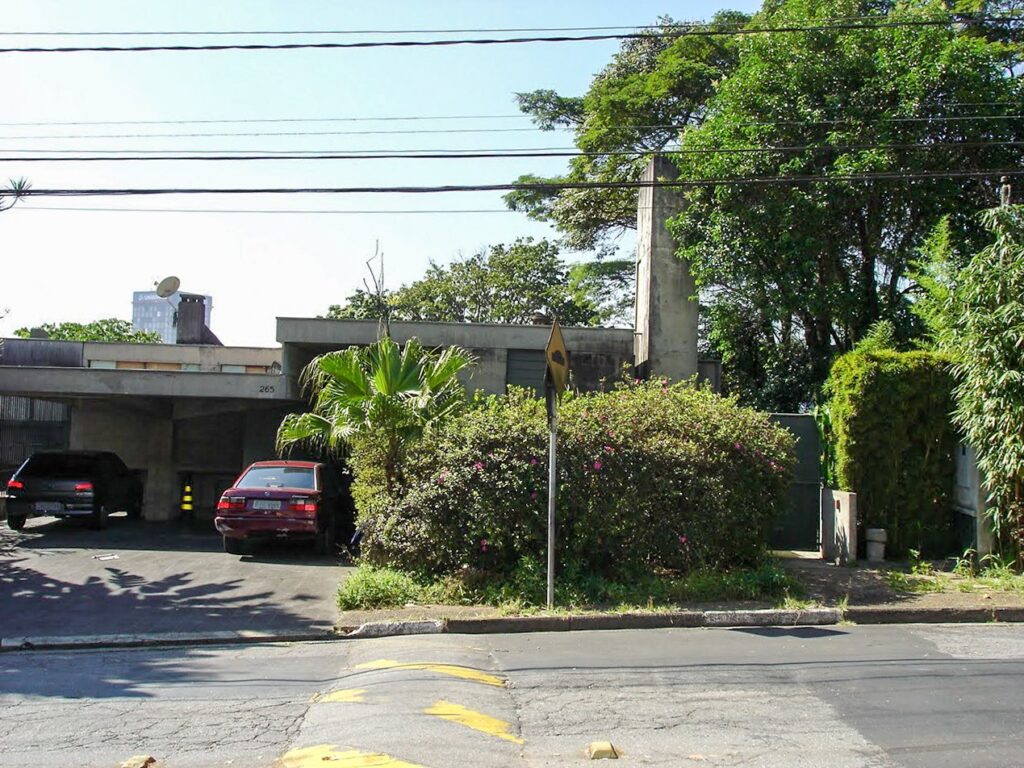Vista da rua — fachada de acesso (2005) — P0001 — Residência João Marino — F028-P0001-1969-S03-D00013