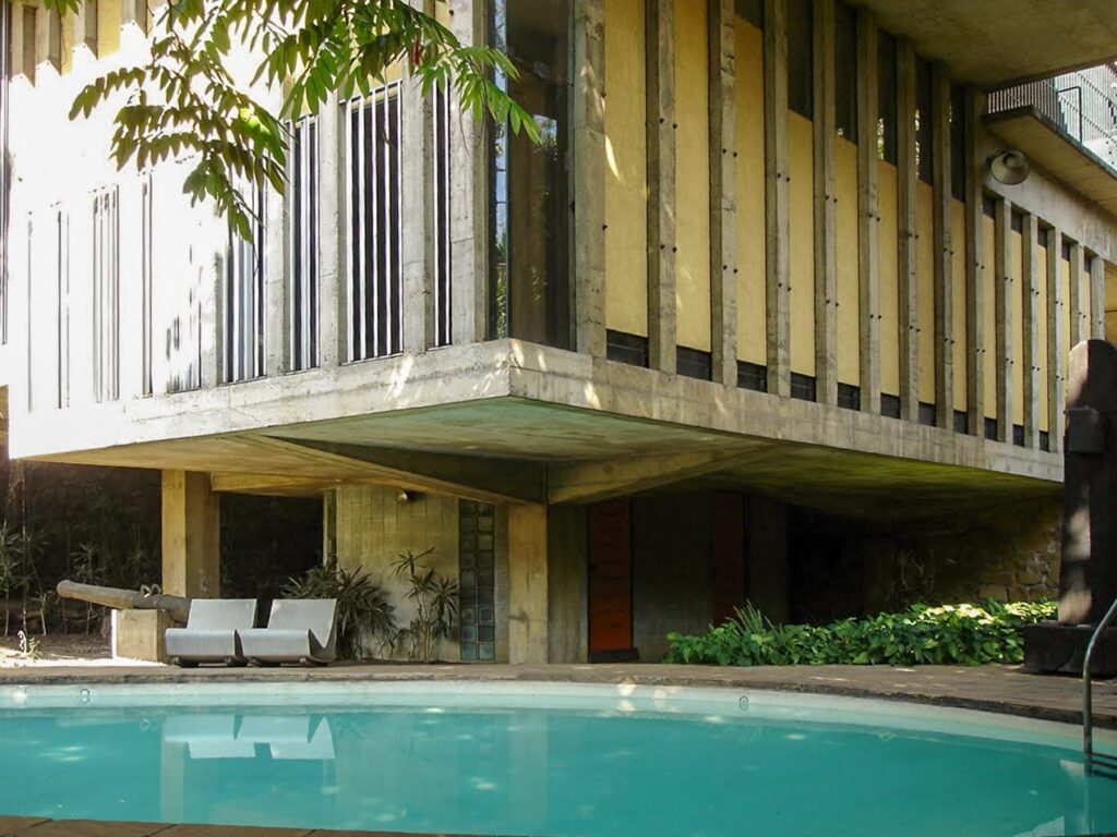 Fachada dos jardins e piscina (2005) — P0001 — Residência João Marino — F028-P0001-1969-S03-D00016