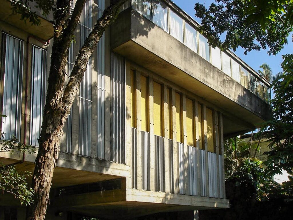 Volume em balanço sobre o jardim (2005) — P0001 — Residência João Marino — F028-P0001-1969-S03-D00017