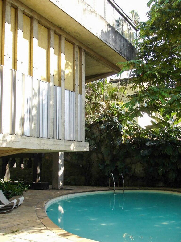 Piscina sob o volume da casa (2005) — P0001 — Residência João Marino — F028-P0001-1969-S03-D00019
