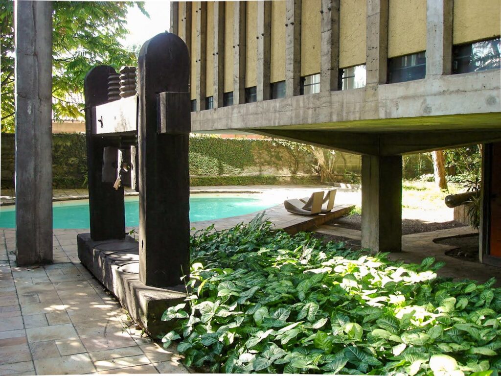 Terraço inferior com esculturas (2005) — P0001 — Residência João Marino — F028-P0001-1969-S03-D00021