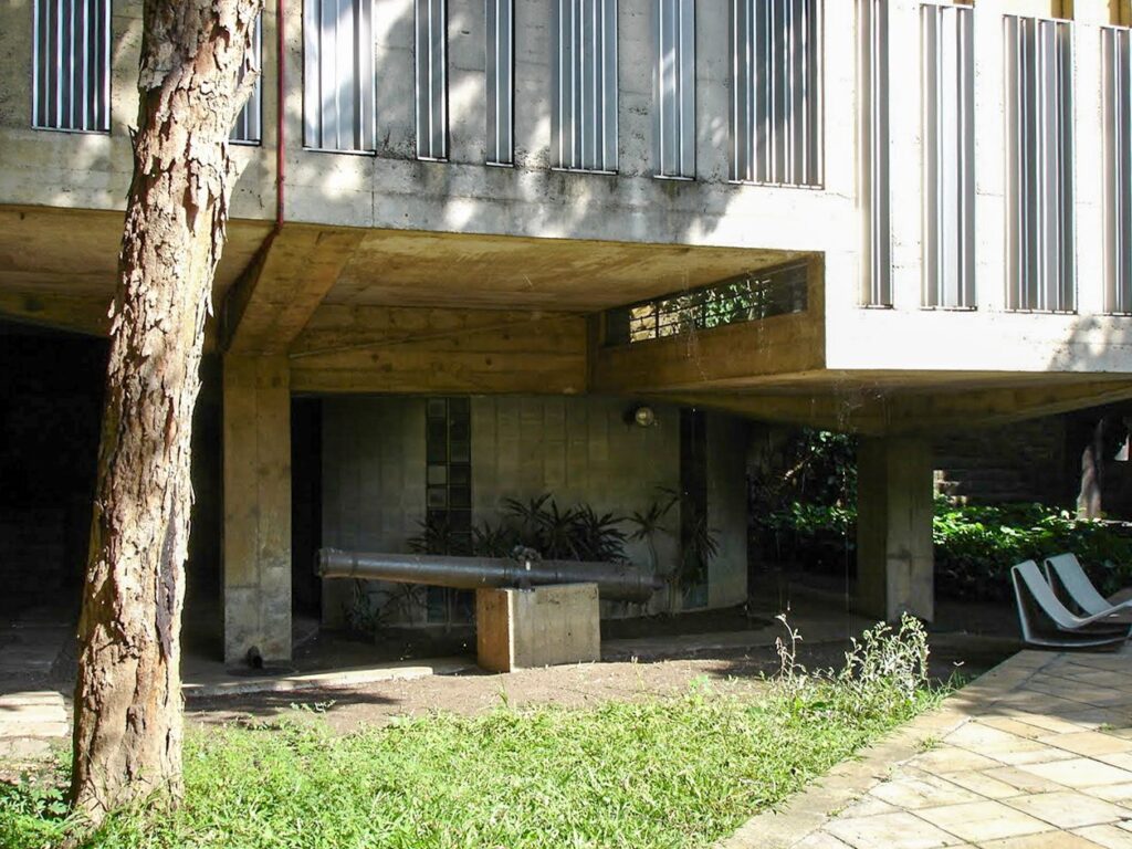 Térreo aberto sob o volume (2005) — P0001 — Residência João Marino — F028-P0001-1969-S03-D00022