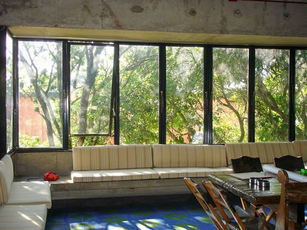 Sala com banco contínuo (2005) — P0001 — Residência João Marino — F028-P0001-1969-S03-D00027