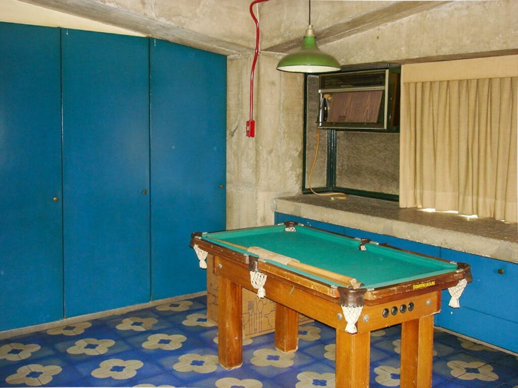 Mesa de bilhar e armários azuis (2005) — P0001 — Residência João Marino — F028-P0001-1969-S03-D00036