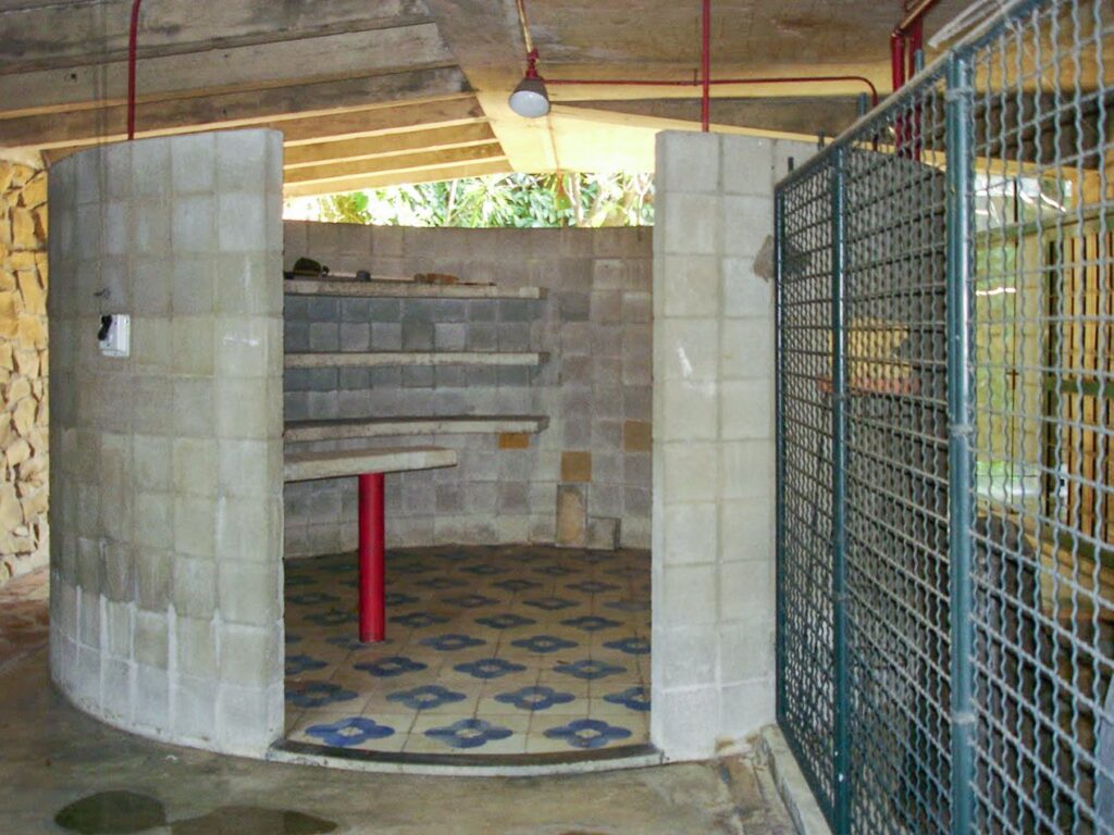 Vestiário circular do pátio (2005) — P0001 — Residência João Marino — F028-P0001-1969-S03-D00040