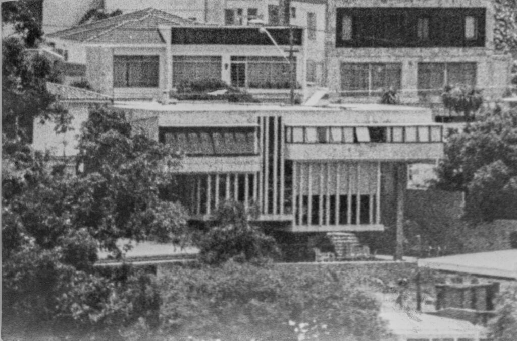 Construção — vista da casa na encosta (2) — P0001 — Residência João Marino — F029-P0001-1969-S03-D00007