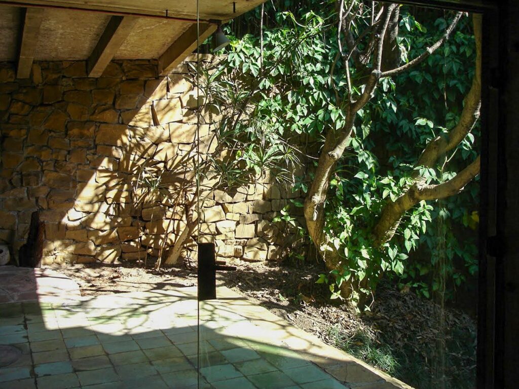 Muro de pedra e vegetação (2005) — P0001 — Residência João Marino — F029-P0001-1969-S03-D00025