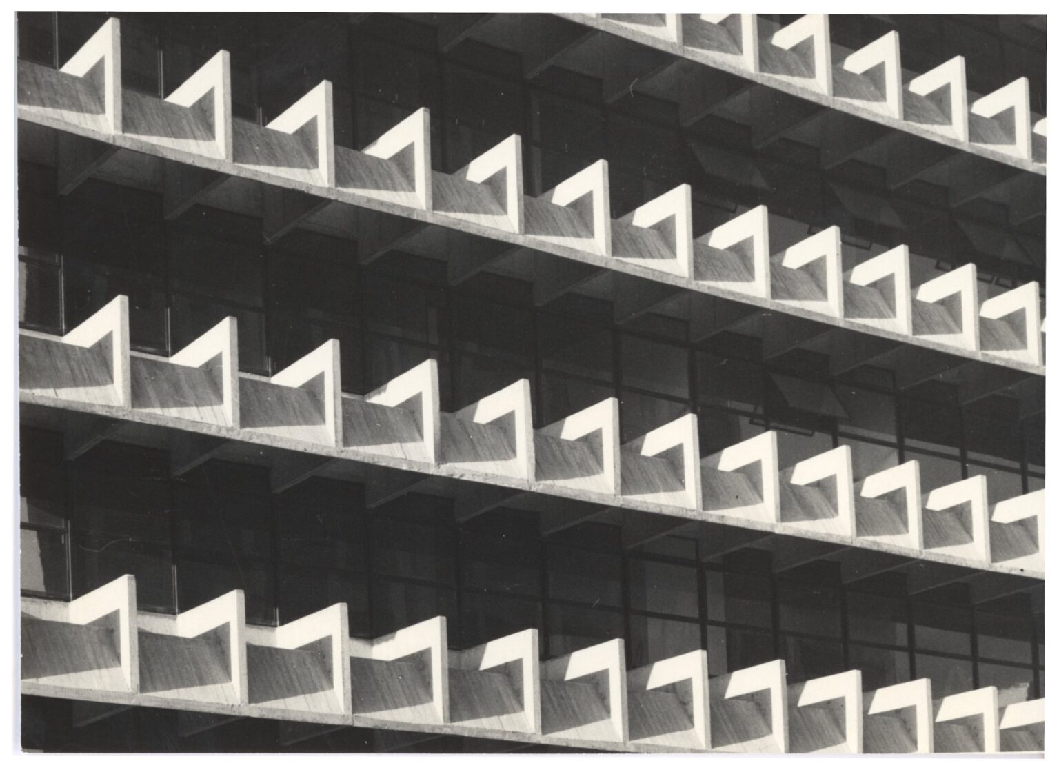 Detalhe da fachada de edifício com brises ou elementos pré-moldados em concreto formando padrão geométrico repetitivo — P0112 — SENAC — Av. Francisco Matarazzo — F009-P0112-1972-S03-D00011