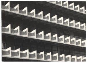 Detalhe da fachada de edifício com brises ou elementos pré-moldados em concreto formando padrão geométrico repetitivo — P0112 — SENAC — Av. Francisco Matarazzo