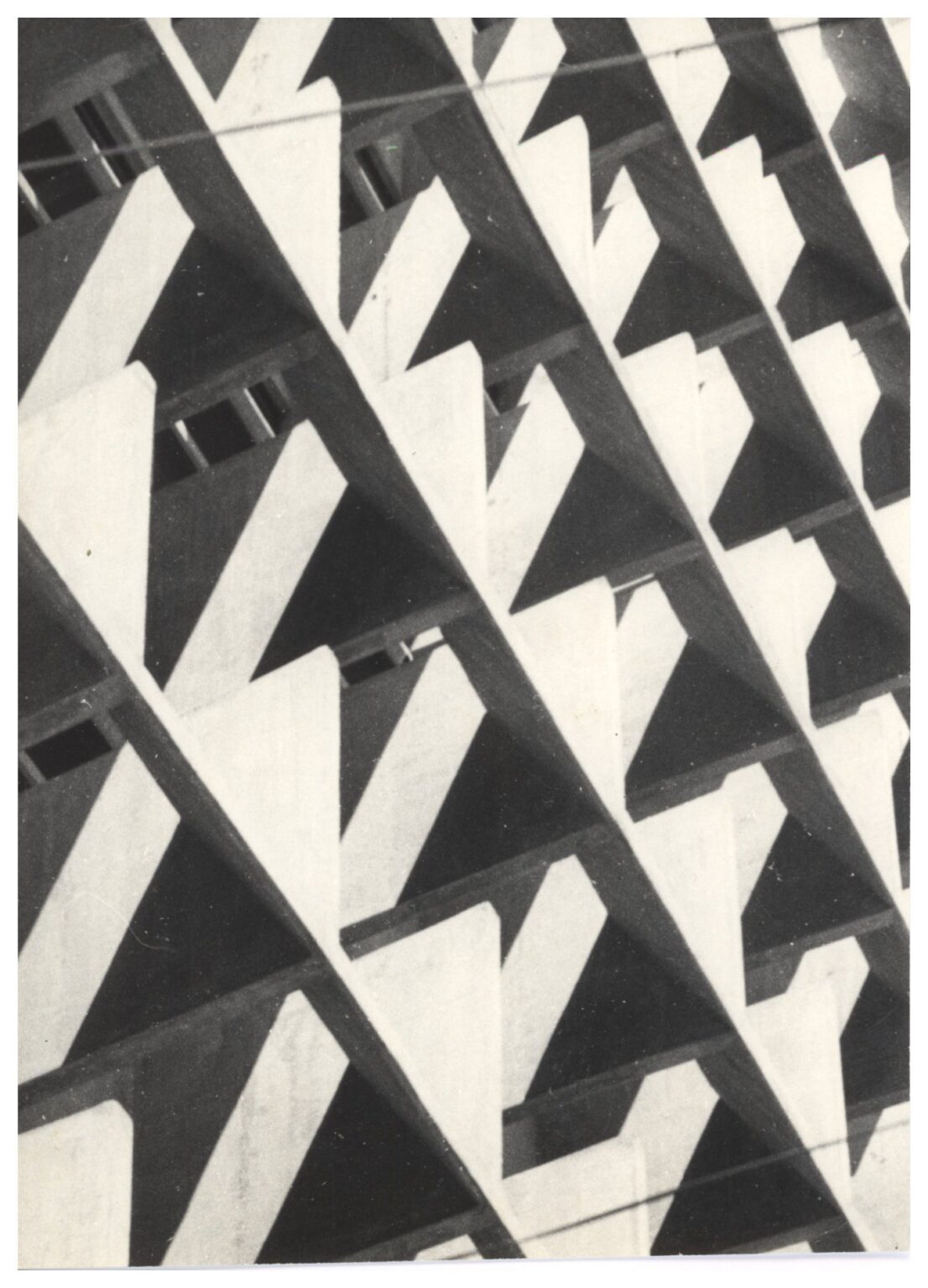 Detalhe de fachada com elementos pré-moldados em padrão geométrico triangular — P0112 — SENAC — Av. Francisco Matarazzo — F009-P0112-1972-S03-D00013