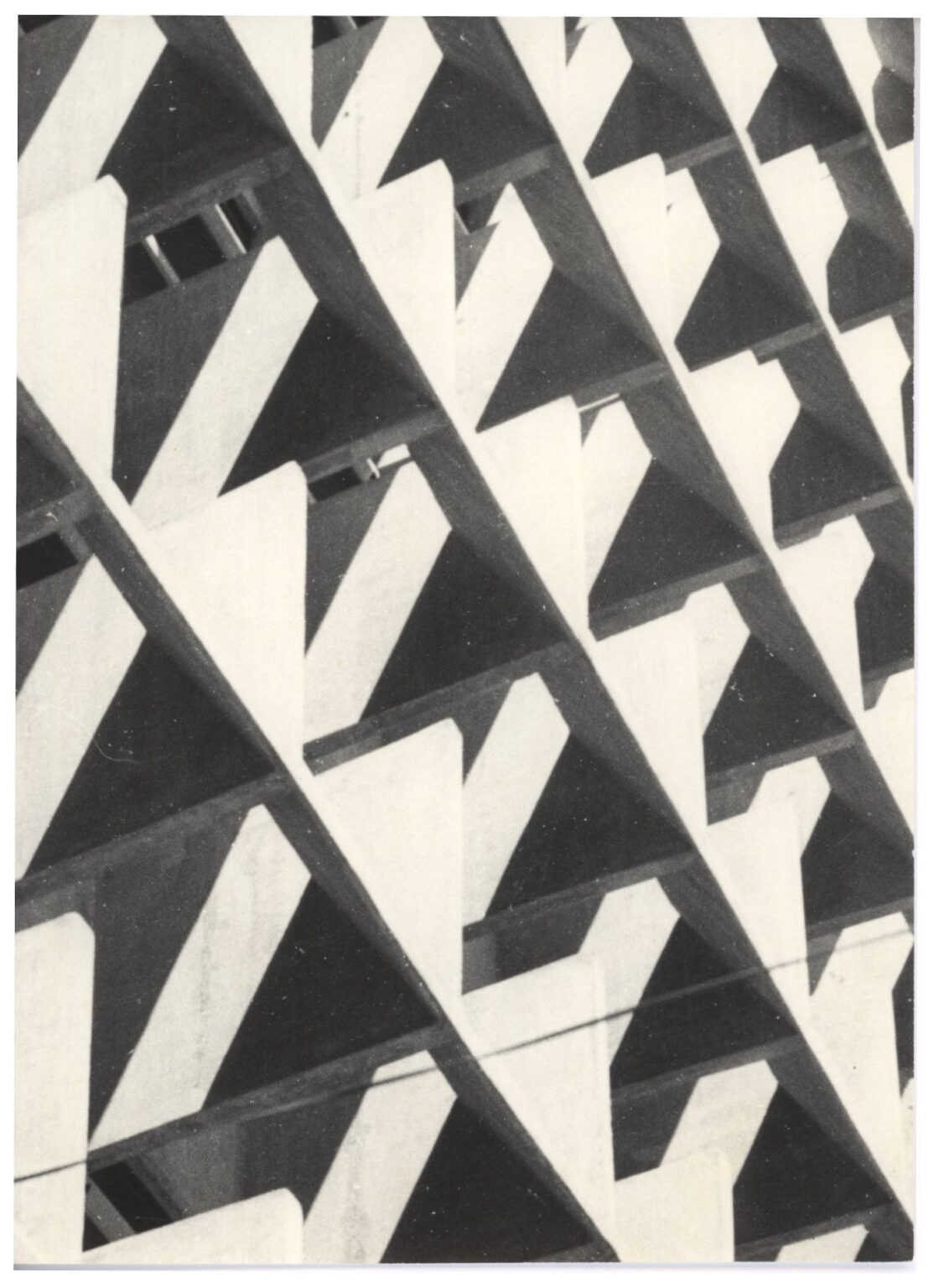 Detalhe de fachada ou brise com padrão geométrico repetitivo em concreto, formando módulos triangulares/losangulares — P0112 — SENAC — Av. Francisco Matarazzo — F009-P0112-1972-S03-D00012