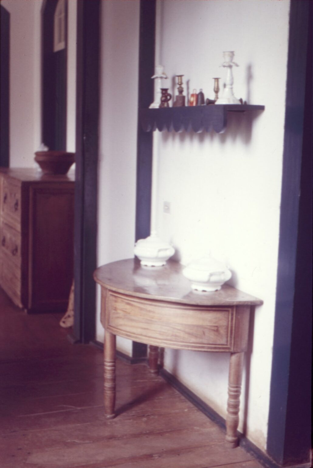 Detalhe de forro e elemento decorativo de madeira com luminárias embutidas em ambiente interno — P0024 — Fazenda Fernando Millan — F016-P0024-1981-S03-D00018