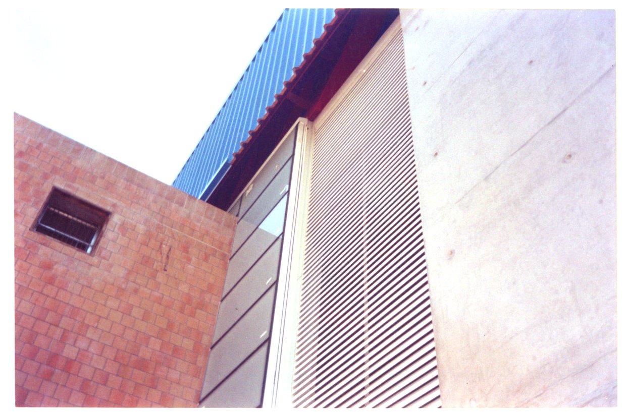 Detalhe do encontro de fachadas: painel ripado, revestimento de pastilhas e cobertura ondulada — P0131 — SESC - Piracicaba — F009-P0131-0000-S03-D00048