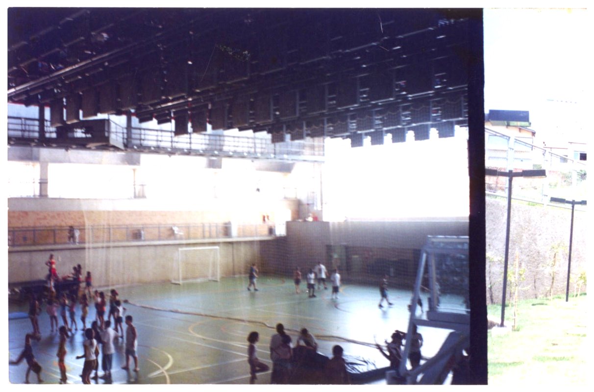Edifício com fachada de brises vista a partir de um pátio com grupo de pessoas ao fundo — P0131 — SESC - Piracicaba — F009-P0131-0000-S03-D00026