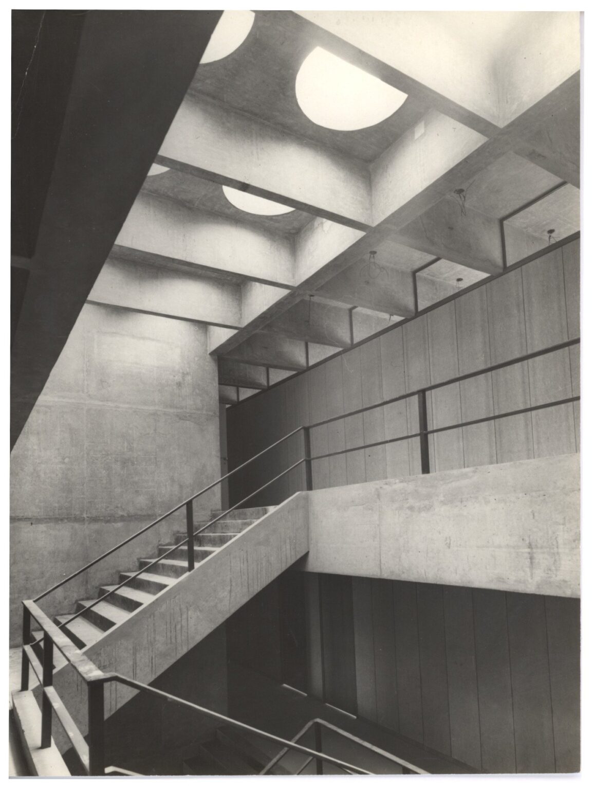 Escada em caixa de concreto aparente com lanternins circulares no teto — P0112 — SENAC — Av. Francisco Matarazzo — F009-P0112-1972-S03-D00014