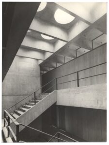 Escada em caixa de concreto aparente com lanternins circulares no teto — P0112 — SENAC — Av. Francisco Matarazzo