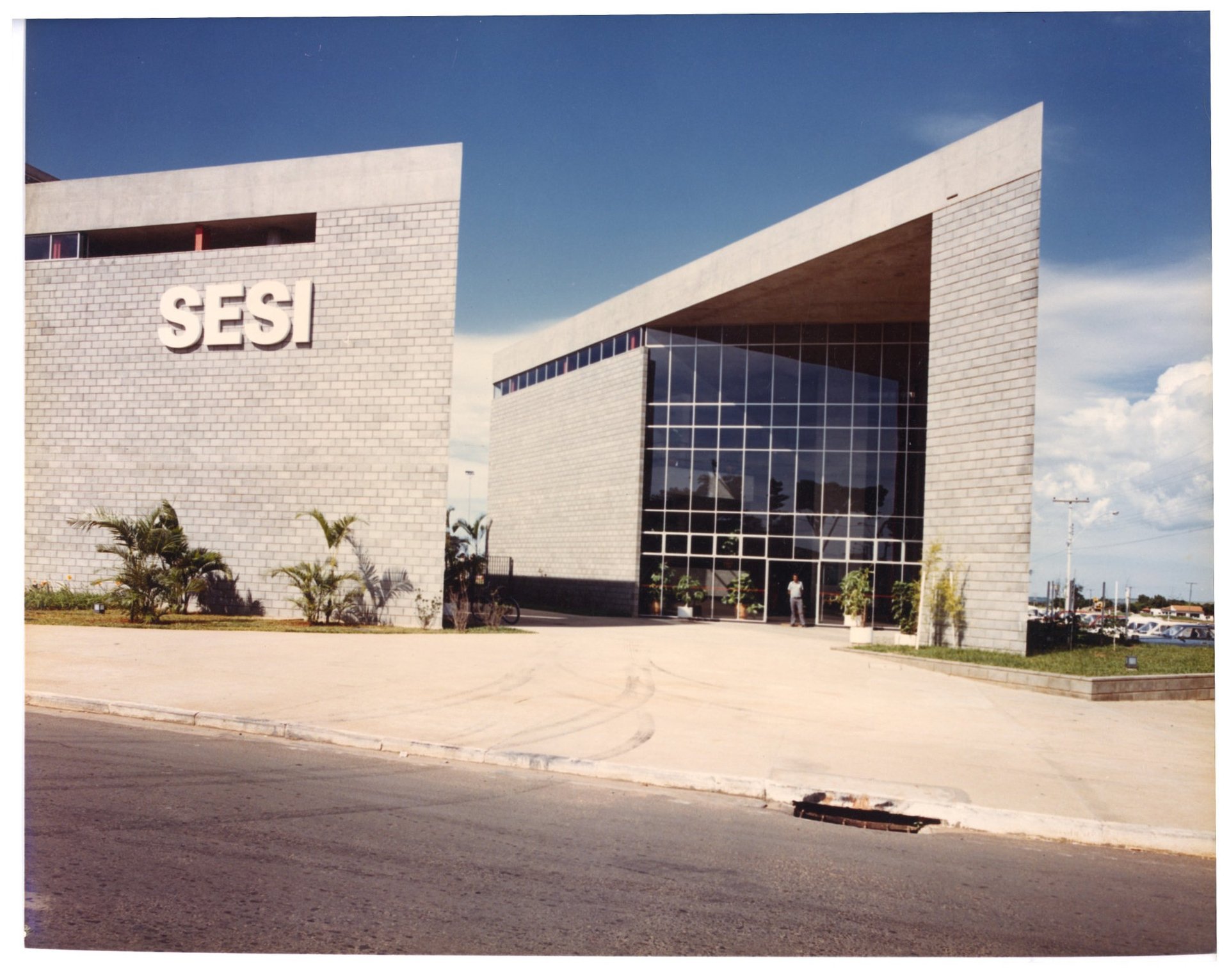 Fachada do edifício do SESI, com entrada envidraçada e marquise — P0060 — SESI — Marília — F009-P0060-1984-S03-D00026