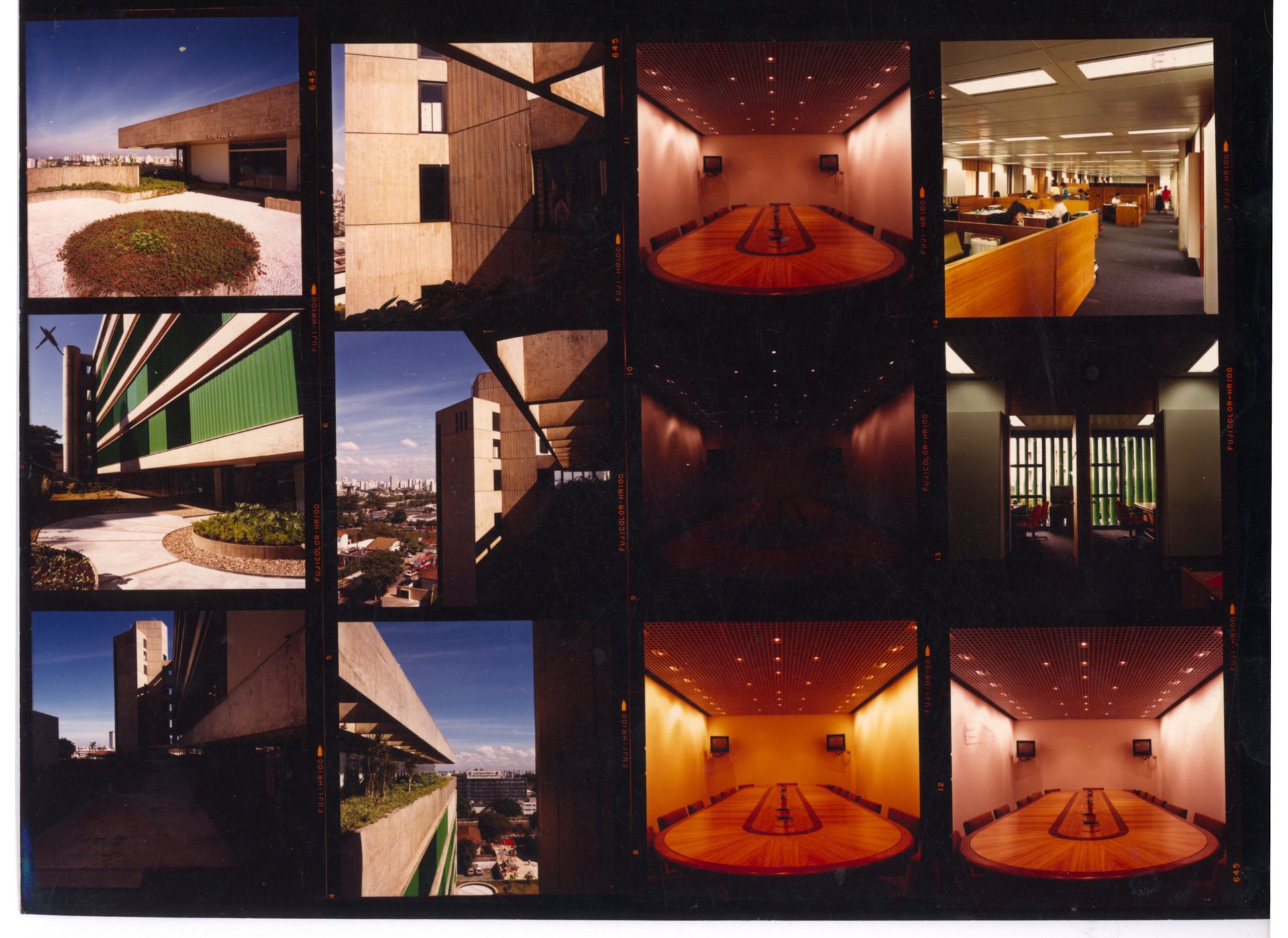 Folha de contato (negativos 645) com 15 fotogramas de levantamento fotográfico de edifício(s), incluindo vistas externas em contra-plongée, detalhes de fachada e um interior com teto cônico em madeira iluminado — P0060 — SESI — Marília — F009-P0060-1984-S03-D00043