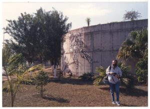 Cristiano Mascaro fotografando um muro com grafite, em área arborizada — P0015 — SESI — Ribeirão Preto