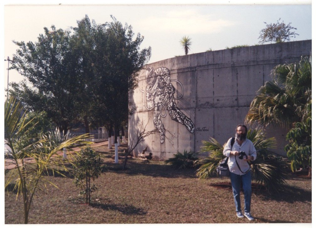 Cristiano Mascaro fotografando um muro com grafite, em área arborizada — P0015 — SESI — Ribeirão Preto — F009-P0015-1973-S03-D00058