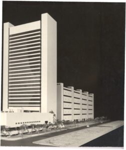 Maquete arquitetônica de edifício alto com fachada ritmada por brises horizontais, ao lado de bloco menor com persianas, foto invertida — P0018 — Correios — Sede Regional e Centro de Triagem