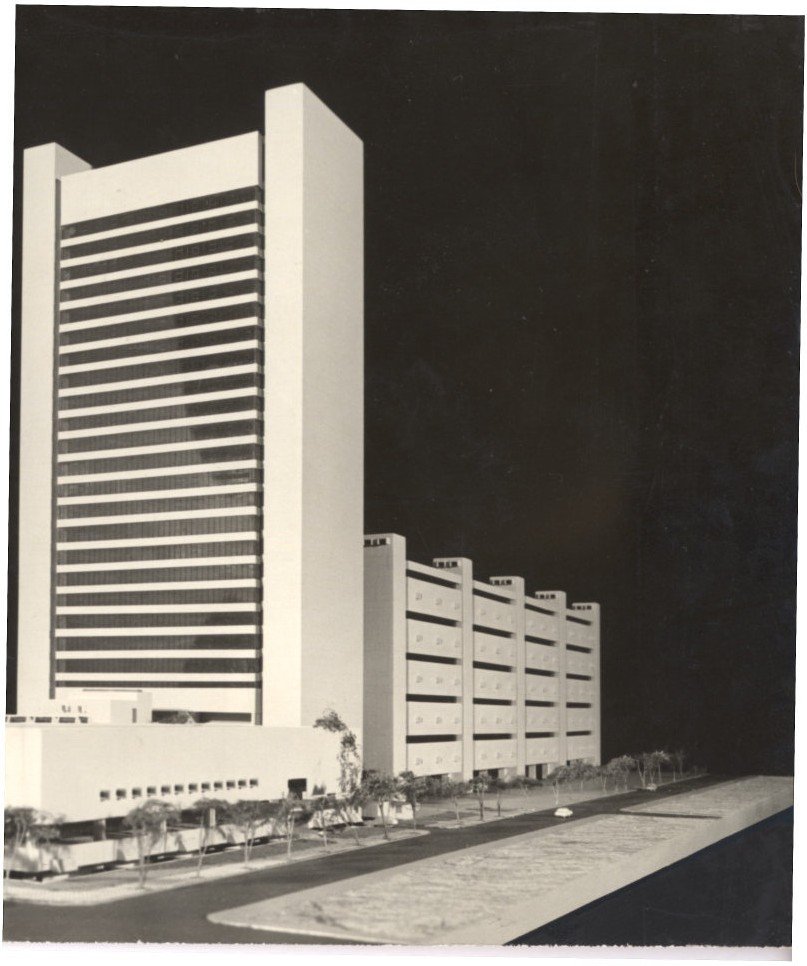 Maquete arquitetônica de edifício alto com fachada ritmada por brises horizontais, ao lado de bloco menor com persianas, foto invertida — P0018 — Correios — Sede Regional e Centro de Triagem — F009-P0018-1975-S03-D00016