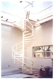 Maquete branca de estudo estrutural com linhas curvas onduladas, fotografada em ambiente de ateliê — P0131 — SESC - Piracicaba