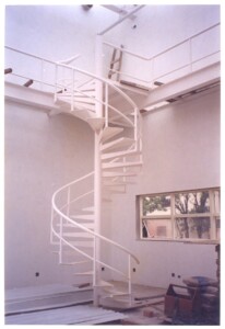 Maquete branca de estudo estrutural com linhas curvas onduladas, fotografada em ambiente de ateliê — P0131 — SESC - Piracicaba