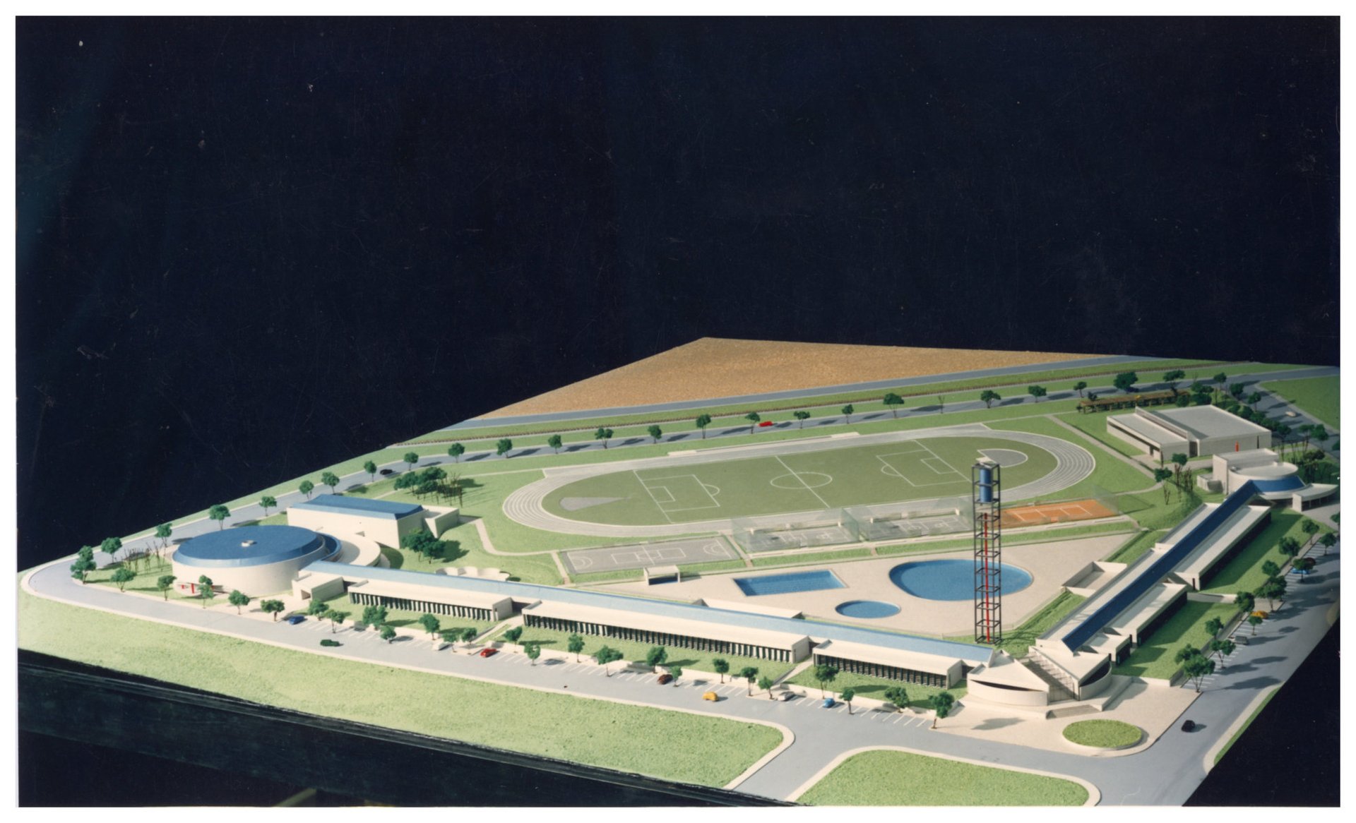 Maquete de complexo esportivo com campo de futebol, pista de atletismo, piscinas e quadras — P0060 — SESI — Marília — F009-P0060-1984-S03-D00037