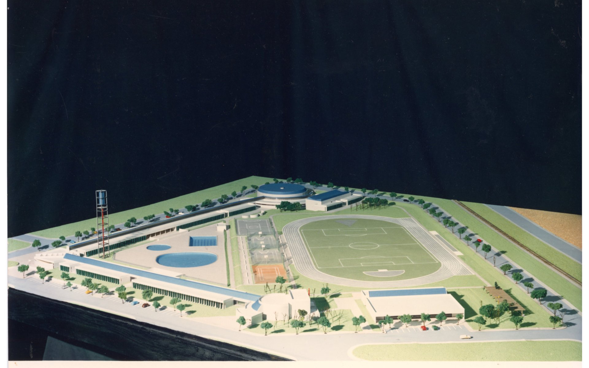 Maquete de complexo esportivo com campo de futebol, pista de atletismo, quadras e piscinas, vista aérea — P0060 — SESI — Marília — F009-P0060-1984-S03-D00039
