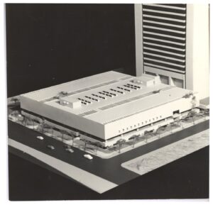 Maquete de conjunto arquitetônico: bloco horizontal com terraço ajardinado sobre torre de fachada listrada — P0018 — Correios — Sede Regional e Centro de Triagem
