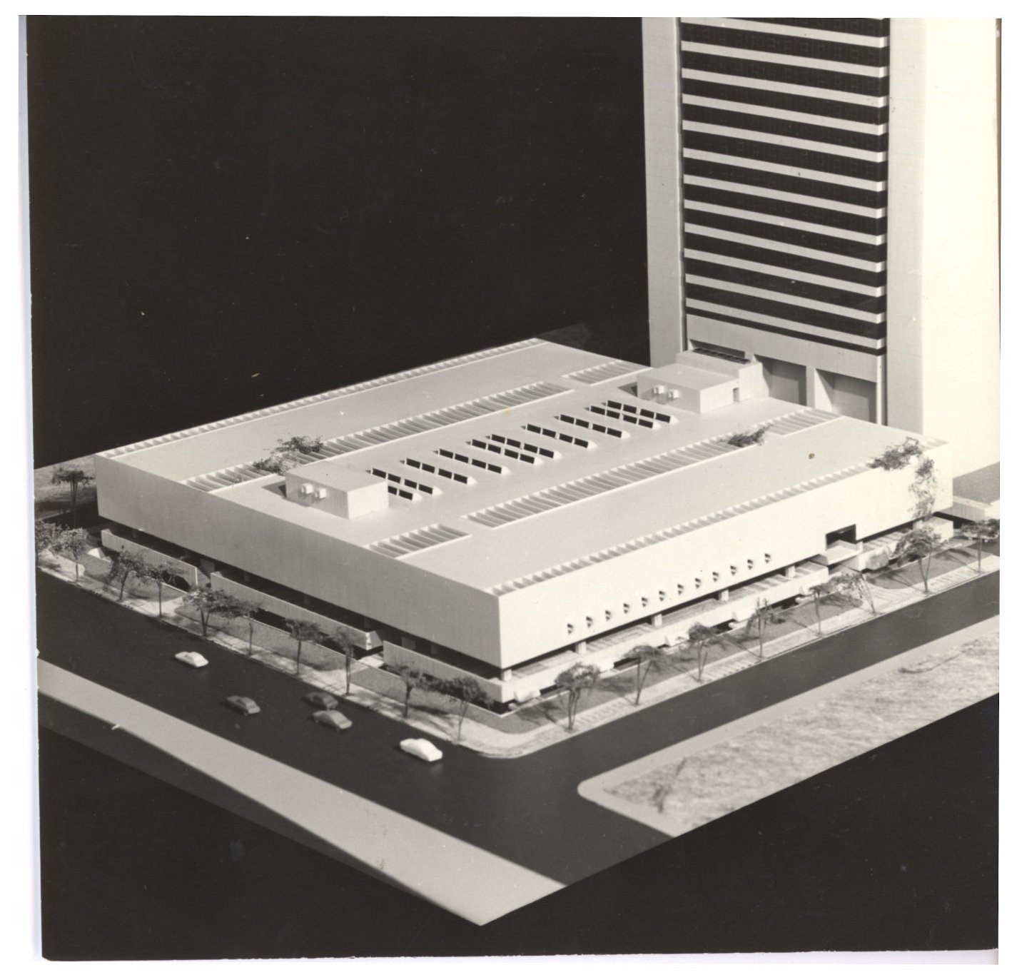 Maquete de conjunto arquitetônico: bloco horizontal com terraço ajardinado sobre torre de fachada listrada — P0018 — Correios — Sede Regional e Centro de Triagem — F009-P0018-1975-S03-D00018