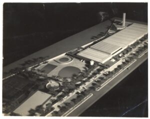 Maquete de conjunto arquitetônico com edifício principal, praças, espelhos d'água e áreas esportivas — P0015 — SESI — Ribeirão Preto