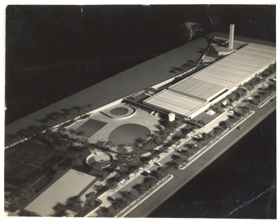 Maquete de conjunto arquitetônico com edifício principal, praças, espelhos d'água e áreas esportivas — P0015 — SESI — Ribeirão Preto — F009-P0015-1973-S03-D00068